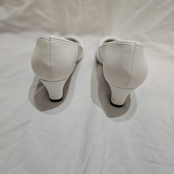 Easy Street Women's White Heels - Picture 5 of 8
